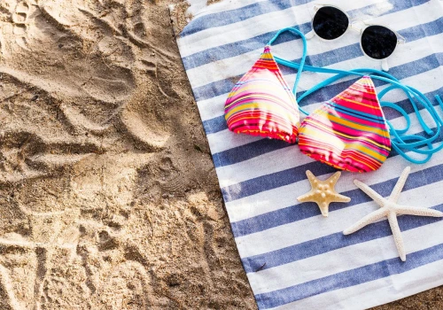 Plażowy ręcznik po jednym dniu pachnie stęchlizną? Ten nawyk psuje go szybciej niż piasek