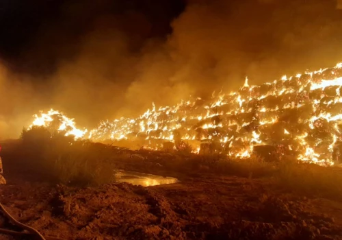 Gigantyczny stóg stanął w ogniu. Ponad 50 strażaków w akcji