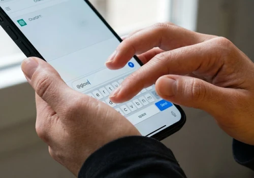 Glovo integruje się z ChatGPT i Claude. Zakupy można robić, rozmawiając z AI