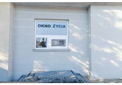 Dziewczynka w oknie życia. Zostawiono przy niej kartkę