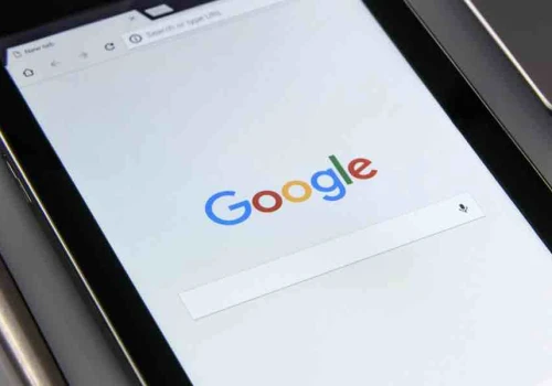 Francuscy wydawcy złożyli skargę na Google. Chodzi o streszczenia AI