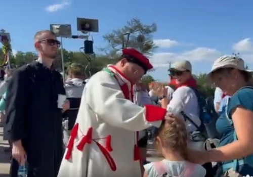 46. Piesza Pielgrzymka Krakowska dotarła na Jasną Górę. W czapce krakusce witał ją kardynał Grzegorz Ryś