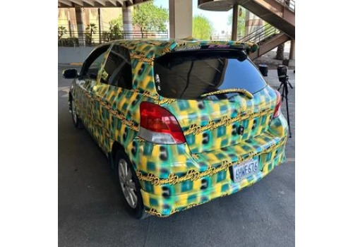Nakleił na Toyotę Yaris 