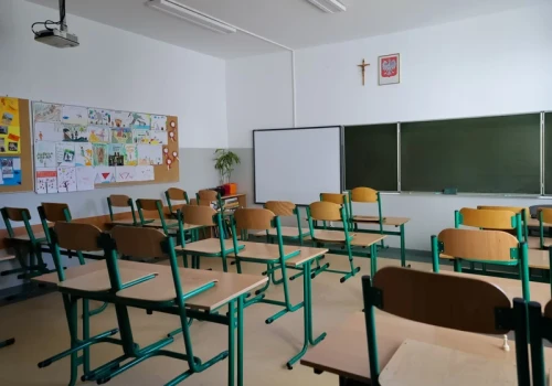 MEN stoi przed potężnym problemem. Szkoły gorączkowo szukają nauczycieli