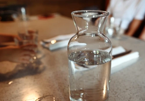 Hejt na restauratorów za brak darmowej wody ma się dobrze. Jakie są fakty?