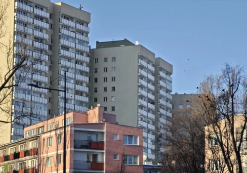 Spółdzielnia lub zarząd chcą wejść do Twojego mieszkania, chociaż jest własnościowe? Są sytuacje, w których musisz ich wpuścić