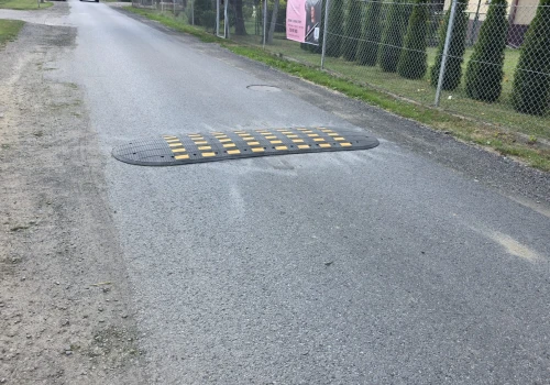 Bezpieczniej na ul. Witkacego na granicy Nowego Sącza. Zamontowano dwa progi zwalniające w Małej Wsi