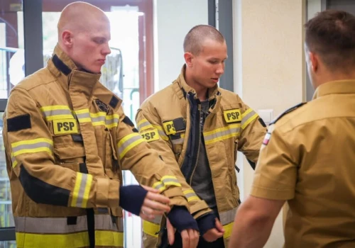 Nowi strażacy rozpoczynają służbę. Ich szkolenie odbędzie się w powiecie nowodworskim