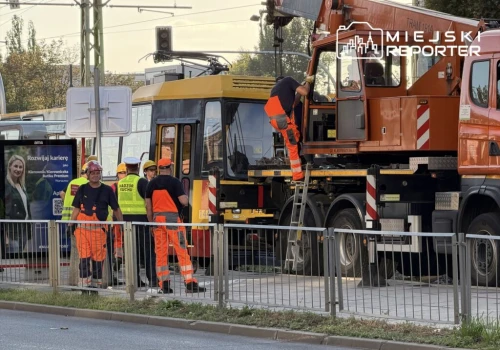 Tramwaj wykoleił się na Słomińskiego. Torowisko przy rondzie „Radosława” jest uszkodzone