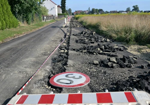 Rolnik zaorał asfalt. Sąsiedzi podzieleni. 