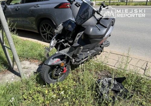 Toyota zderzyła się z motorowerem na Woli. 35-latek ze złamaną ręką w szpitalu