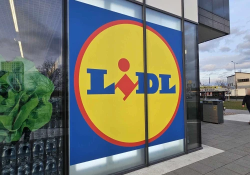 Od środy wielkie promocje w Lidlu. Ceny lecą w dół nawet o 69 proc., a część produktów niemal za grosze