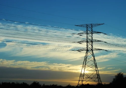 Linie energetyczne na prywatnej działce – jakie prawa ma właściciel?