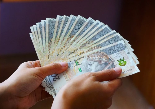 Nawet 2,4 tys. zł do końca sierpnia. Nie wszyscy rodzice dostaną przelew