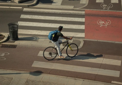 Wyprzedzanie rowerzysty może opróżnić portfel. Uważaj na linię