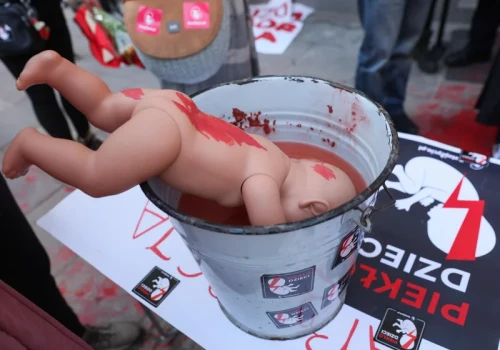 Bezprawne wytyczne aborcyjne zepchnęły Polskę tuż przed Koreę Północną