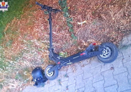 14-latek przewrócił się na hulajnodze w Krasnymstawie. Uderzył głową w chodnik