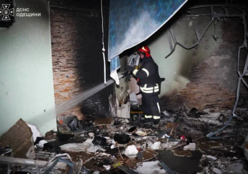 Dron uderzył w blok mieszkalny, zniszczone centrum handlowe. Kolejna tragiczna noc na Ukrainie