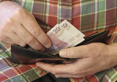 Seniorzy dostaną dodatkowe 366,68 zł z ZUS w sierpniu. Przelew już w najbliższy piątek