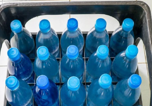 Niewidoczne cząsteczki plastiku w wodzie: Badania wykazały, że woda butelkowana zawiera trzykrotnie więcej nanocząsteczek niż woda z kranu