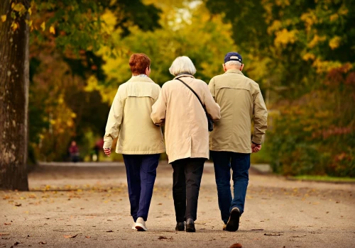 Duże wsparcie dla seniorów z gminy Sulejów! Ponad 160 tysięcy złotych na asystentów, opaski bezpieczeństwa i usługi sąsiedzkie