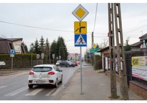 Pierwszeństwo łamane i kierunkowskaz. Kiedy naprawdę trzeba go włączyć?