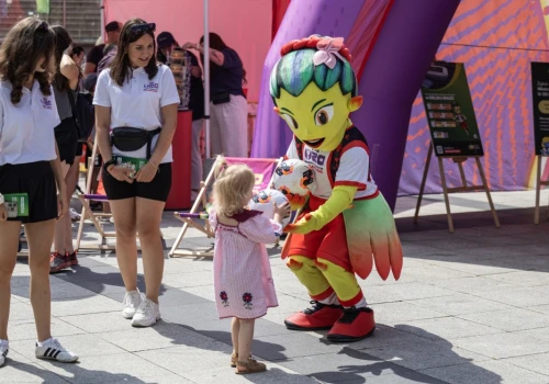 Islana w Bielsku-Białej. Maskotka mistrzostw promowała turniej na Placu Chrobrego