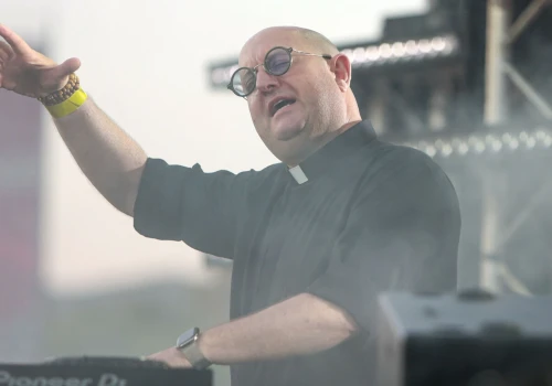 Ksiądz grający muzykę techno wystąpi w Polsce. Są krytyczne głosy. 