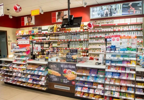 Nocna prohibicja na stacjach paliw. Tak rządzący chcą rozegrać kontrowersyjną sprzedaż alkoholu