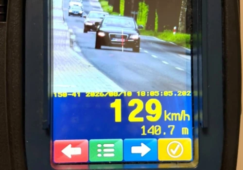 Gm. Barczewo. 129 km/h w obszarze zabudowanym. Ciężka noga przyniosła 29-latkowi w Audi kosztowny „pakiet”