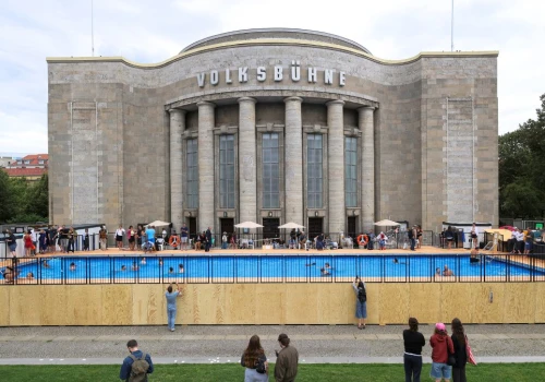 Basen zamiast sceny przed teatrem. Berlińska instalacja wywołuje dyskusje