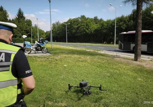 Nie widzieli policjantów, ale widział ich dron. Prawie 40 wykroczeń