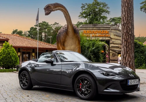 Nowa Mazda MX-5 na 2027 rok. Yakudo z Alcantarą, Homura z czarnymi felgami i kolor jak żywe srebro