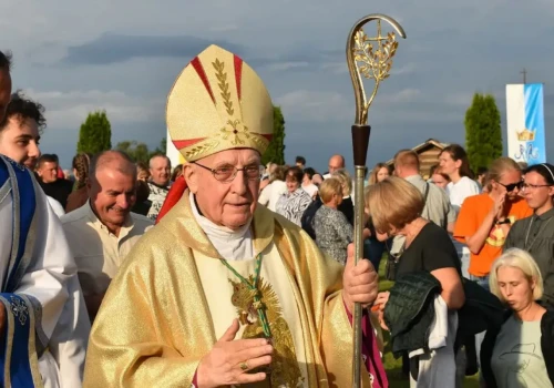 Arcybiskup Tadeusz Kondrusiewicz po operacji serca wypisany ze szpitala