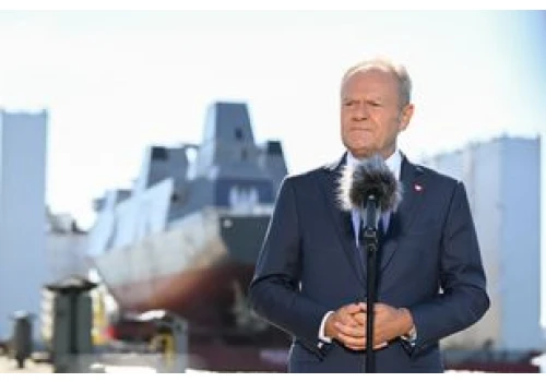 Tusk wskazuje cel. 