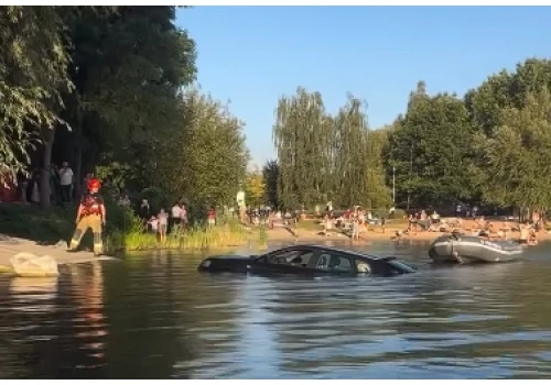 Samochód stoczył się do Zalewu Bagry. Kierowca zapomniał o jednej rzeczy