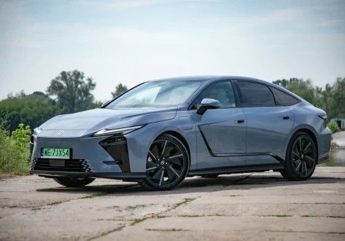 Lexus ES w nowej odsłonie. Do 581 km zasięgu i ceny poniżej 300 tys. zł