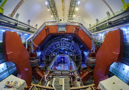 Badania z CERN-u rzucają wyzwanie popularnej teorii zachowania gluonów w jądrze atomu