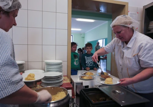 Koniec z cukrem i nadmiarem soli w szkołach. Od września nowe zasady żywienia dzieci