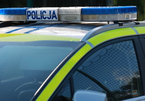 Zdarzenie drogowe z udziałem policyjnego radiowozu w okolicy Ciechanowa