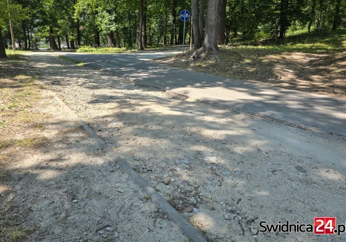 Parkowe alejki wymyte przez deszcz. Na naprawę trzeba będzie trochę poczekać