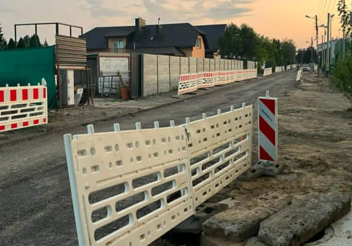 Długo wyczekiwany chodnik na Staromieściu już powstaje. Będzie bezpieczniej przy szkole