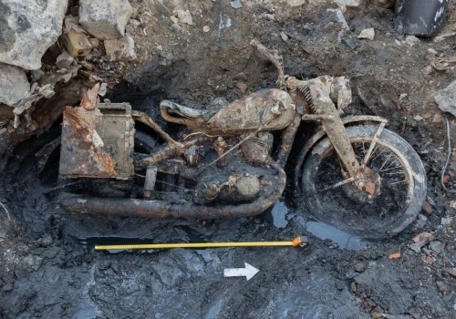 Niski stan rzeki odsłonił szczątki żołnierzy z czasów wojny, motocykl oraz nieśmiertelniki (GALERIA)