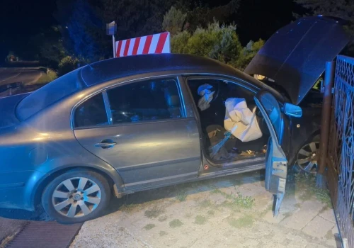 Policyjny pościg za nietrzeźwym kierowcą. 42-latek zakończył ucieczkę na ogrodzeniu