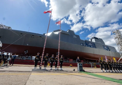 Gdynia. Uroczystość chrztu pierwszej jednostki programu „Miecznik”, fregaty ORP Wicher. Tusk: „Dzisiaj Burza, Huragan”