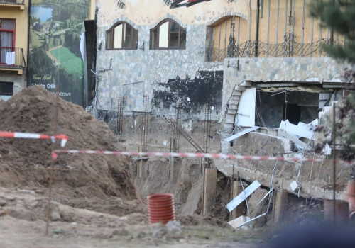 Ściana runęła podczas prac. Konieczna była ewakuacja. Nadzór budowlany zdecydował o przyszłości obiektu