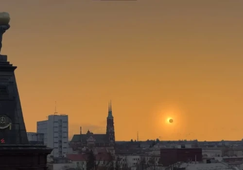 Najlepiej obserwować z wieżowca lub z górki. O zaćmieniu Słońca rozmawiamy ze Sławomirem Miernickim