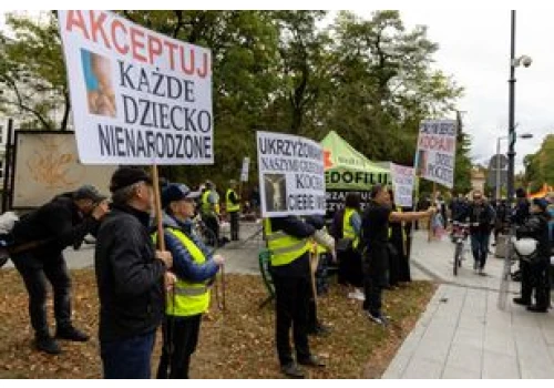 Pozwała działaczy pro-life za drastyczne plakaty. Wygrała w sądzie