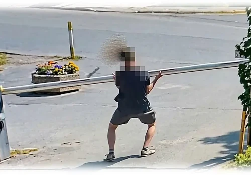 Nastolatek uszkodził szlaban. Chciał się wyżyć?