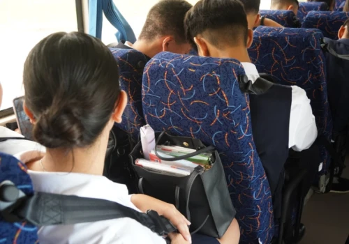 Pytania o bezpieczeństwo dzieci w transporcie szkolnym. Decydujący głos należy do rodziców
